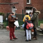 Distribution de masques pour enfants devant l'école primaire