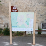 Un plan de la commune a été installé sur l'esplanade