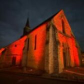L’église d’Orry illuminée de rouge en soutien aux chrétiens persécutés