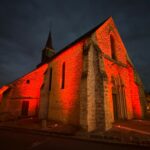 L'église d'Orry illuminée de rouge en soutien aux chrétiens persécutés